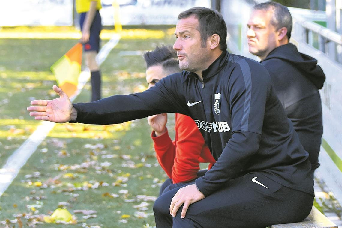 Kellerkind greift zum letzten Strohhalm Gehen getrennte Wege: Joannis Koukoutrigas (links) und der entlassene Florian Schnorrenberg (beide Foto oben). Der SG-Sportchef und der bisherige Co-Trainer Markus Lang (unten) übernehmen für die beiden Endspiele im Kampf gegen den Abstieg. Fotos: A. Becher/T. Selmmaier