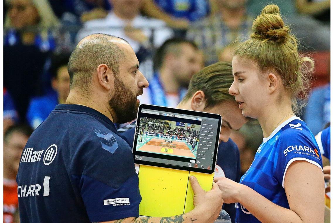 Gehen in die Analyse: Allianz-Trainer Konstantin Bitter und seine Spielerin Pia Kästner