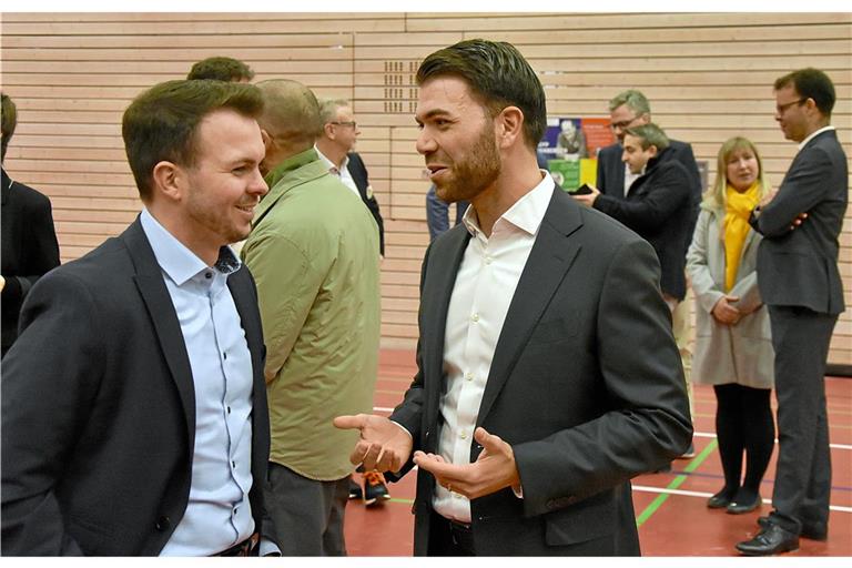 Gehen in die Verlängerung: Kevin Dispan (links) und Melih Göksu treten in drei Wochen bei der Stichwahl um das Amt des Bürgermeisters von Großerlach an. Im bisherigen Wahlkampf begegnen sie sich mit Fairness und werben für sich, nicht gegen den anderen. Foto: Tobias Sellmaier