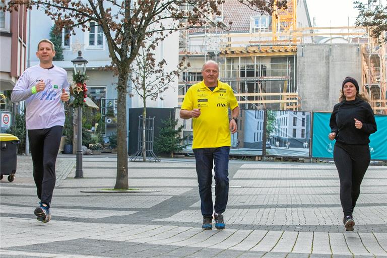 Gehen mit gutem Beispiel voran und hoffen auf viele Nachahmer: BKZ-Redaktionsleiter Kornelius Fritz, Rolf Hettich vom Organisationsteam und BKZ-Geschäftsführerin Brigitte Janus (von links). Foto: A. Becher