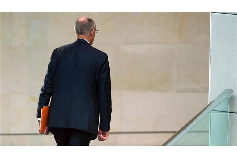 Gehen oder bleiben? Hier verlässt der Kanzler und CDU-Vorsitzende Friedrich Merz die Bundestagssitzung zu Beginn der Haushaltswoche.