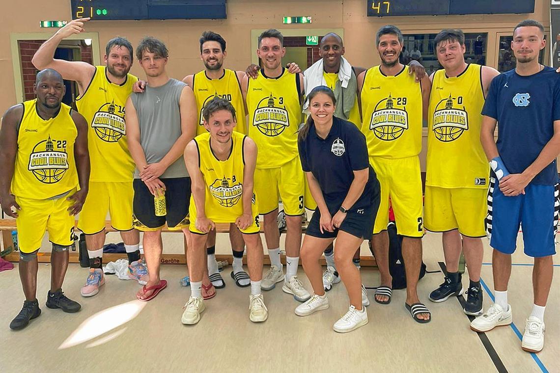 Basketballer der TSG Backnang hoffen auf den nächsten Schritt Gehen zuversichtlich ins zweite Landesliga-Jahr (hinten von links): Jonathan Tunga, Stefan Orth, Valentin Clemens, Andrija Vidacak, Nikolai Kaiser, David Kifle, Stanislav Vidacak, Jan Rupp, Laurin Laib sowie Lukas Oesterle und Trainerin Janina Kuczmann-Orth (vorne). Foto: privat