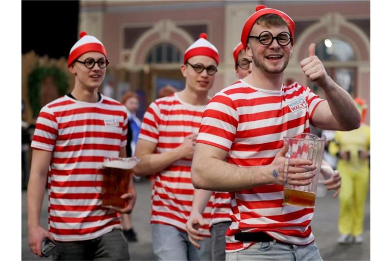 Gehören bei der Darts-WM dazu wie die Pfeile: Viele Fans und reichlich Bier. Foto: Bradley Collyer/PA Wire/dpa