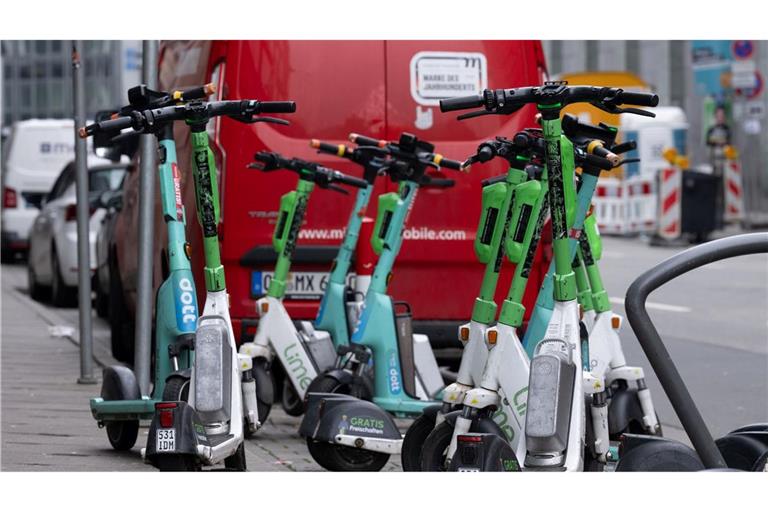 Gehören seit einigen Jahren fest zum Stadtbild deutscher Großstädte dazu: E-Scooter.