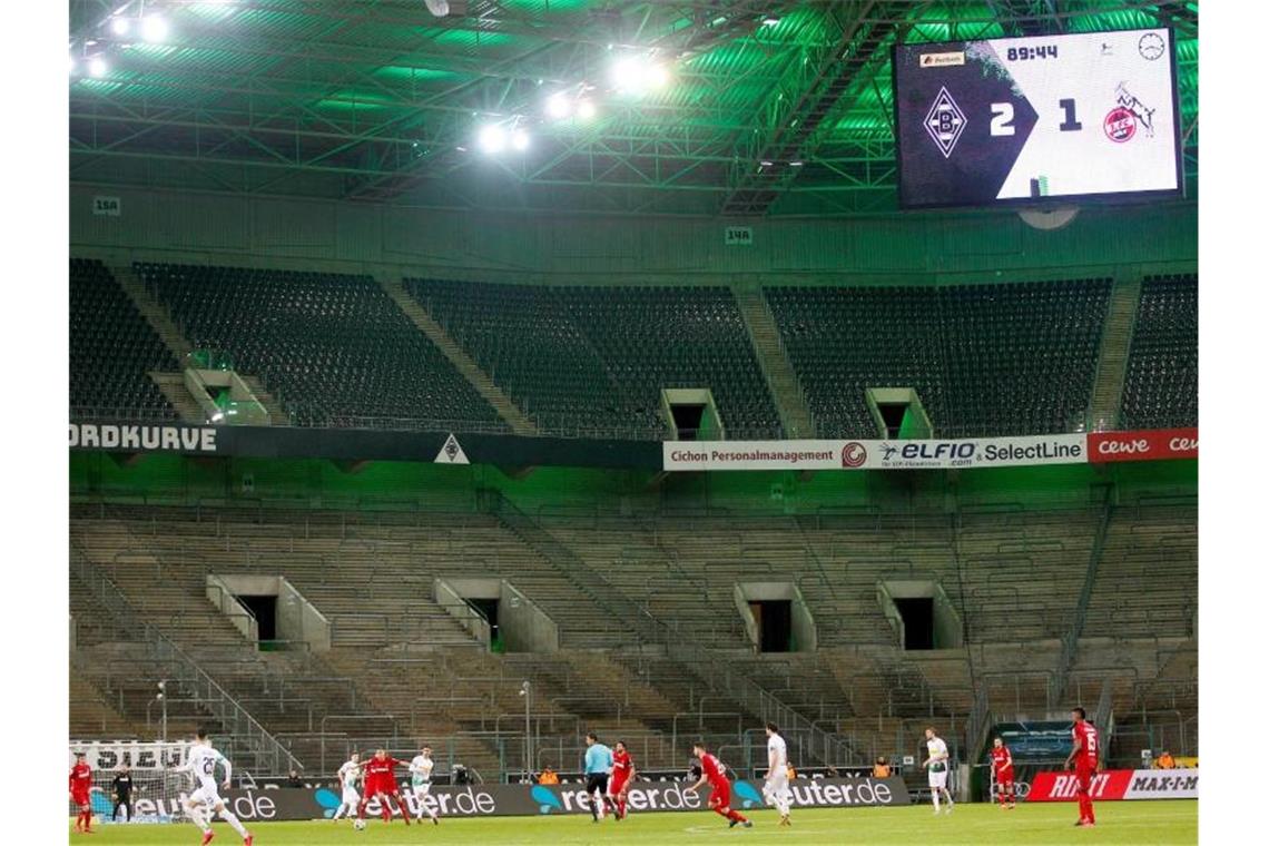 Gehören wohl vorerst zum Bundesliga-Bild: Geisterspiele vor leeren Rängen. Foto: Roland Weihrauch/dpa