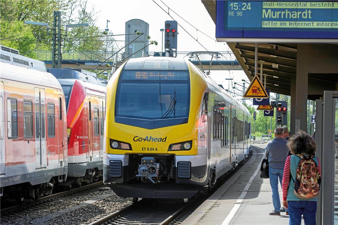 Gehört künftig zum Alltag auf der Murrbahn: Flirt-Triebwagen des Bahnbetreibers Go-Ahead am Bahnhof Backnang. Seit dem Wochenende fahren die neuen Züge auf der Strecke. Foto: A. Becher