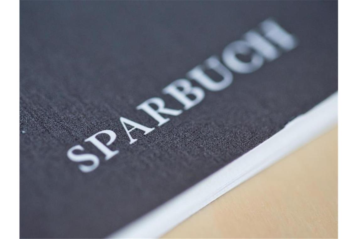 Anleger setzen weiter auf klassische Sparformen Gehört trotz minimaler Zinsen noch immer zu den Favoriten der Deutschen: Das Sparbuch. Foto: Daniel Karmann