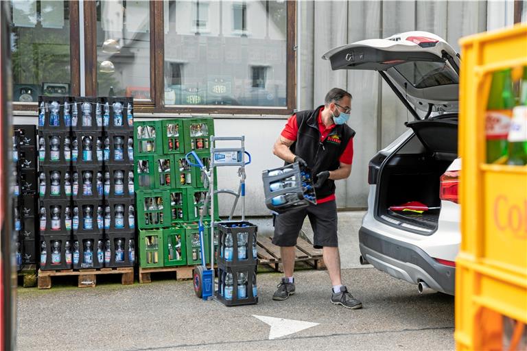 Gehört unter den Getränkemärkten zu den Vorreitern in Sachen Drive-in: Seit rund zehn Jahren können Kunden im Backnanger Getränke- und Saftladen von Streker-Mitarbeitern wie Francesco Fontana ihren Kofferraum mit Getränkekisten ent- und beladen lassen. Foto: A. Becher