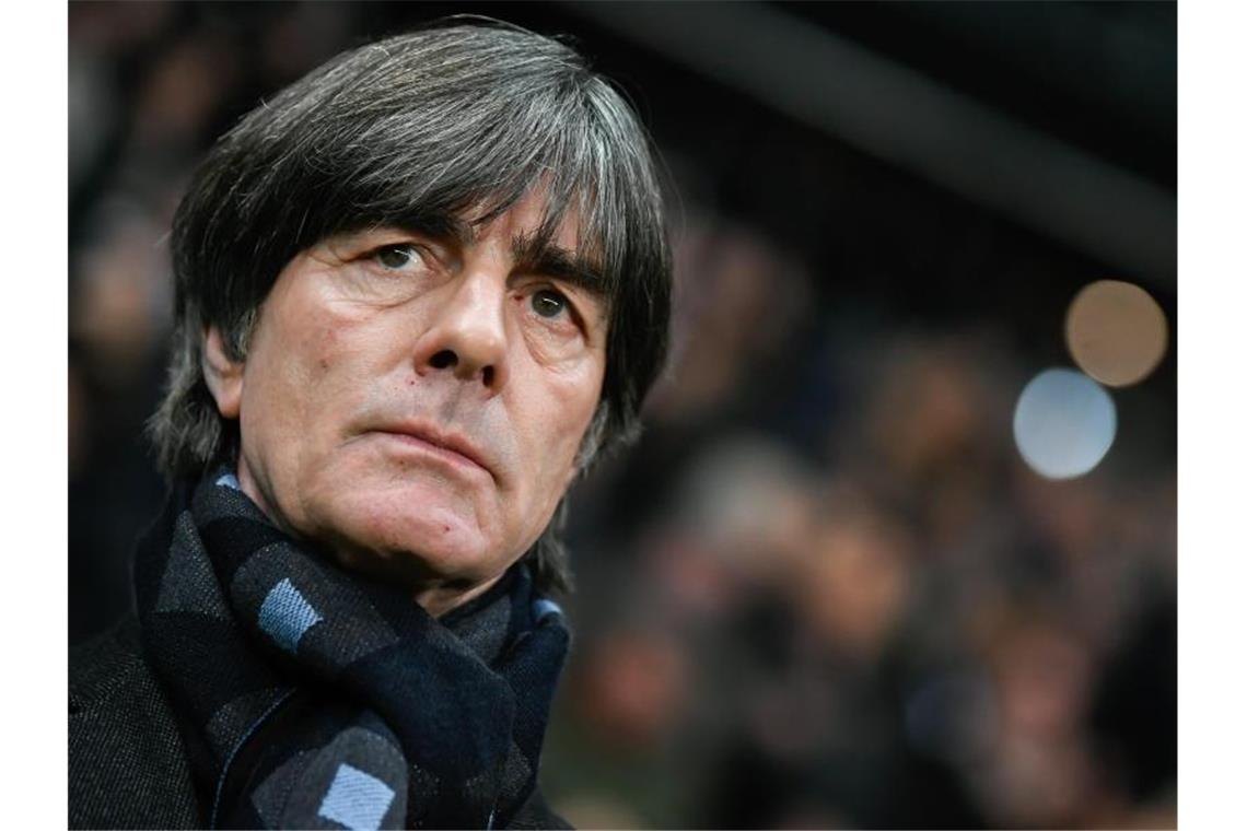 Joachim Löw als Galionsfigur in großer Gehaltsdebatte Geht bei der Debatte um einen Gehaltsverzict mit gutem Beispiel voran: Bundestrainer Joachim Löw. Foto: Tom Weller/dpa