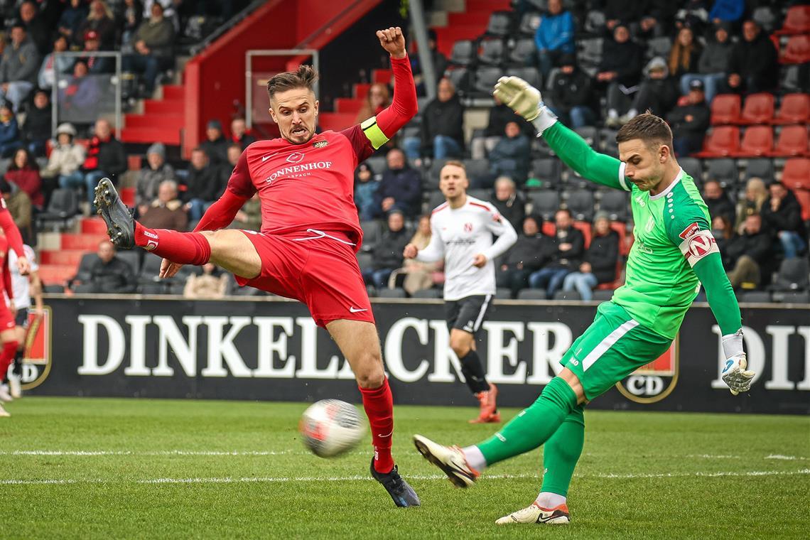 Der Kapitän der SG Sonnenhof Großaspach kennt keine Zweifel Geht bei Spitzenreiter SG Sonnenhof stets mit Einsatzwillen und Kampfgeist voran: Spielführer Volkan Celiktas (links). Foto: Alexander Becher