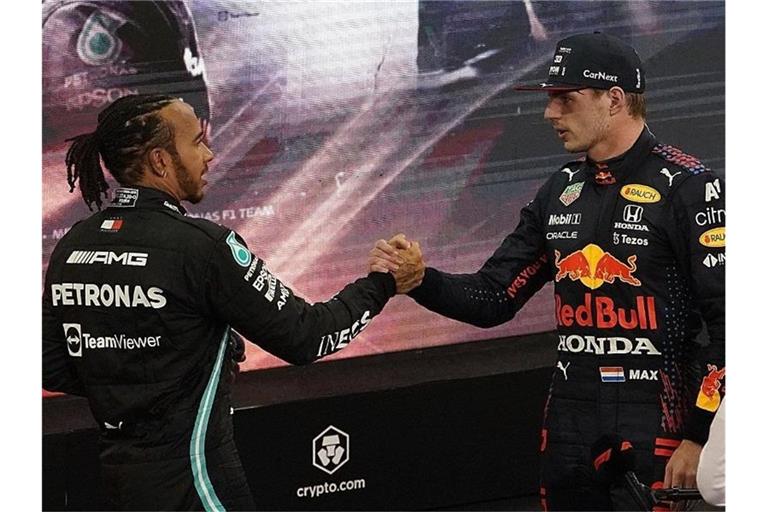 Geht es in der Formel 1 weiter, wie es im Vorjahr endete: WM-Duell Lewis Hamilton (l) gegen Max Verstappen?. Foto: Hasan Bratic/dpa