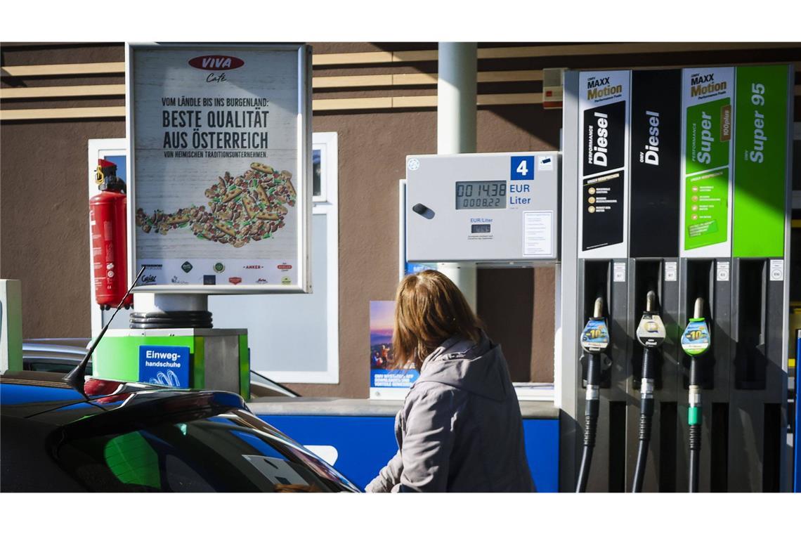 Geht es nach Baden-Württemberg, ist mit diesen Schwankungen an Tankstellen bald Schluss. (Symbolbild)