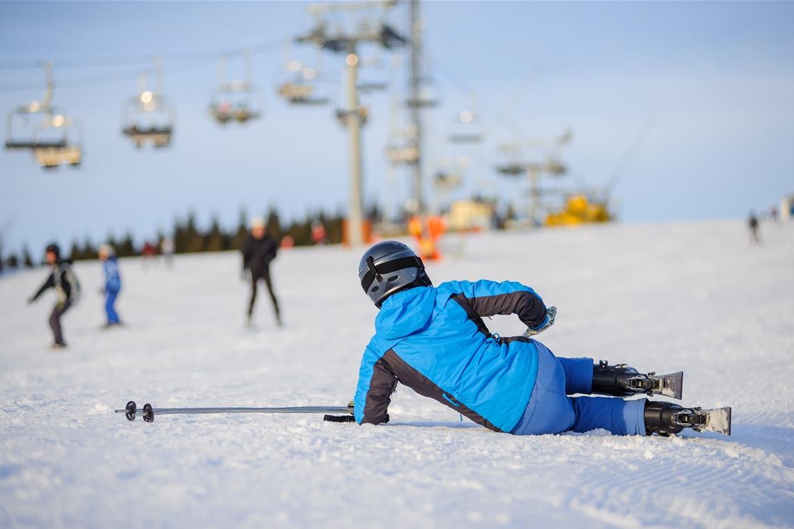 Geht es nach Bernd Raffelhüschen, zahlen Patientinnen und Patienten die Arztgebühren für Verletzungen beim Skifahren und anderen risikoreicheren Freizeitaktivitäten zukünftig selbst. Symbolfoto: Adobe Stock/anatoliy_gleb