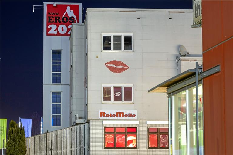 Geht es nach dem Willen des Bordellbetreibers, so könnte eine Spielhalle im Obergeschoss des Gebäudes Sulzbacher Straße 202 künftig für noch mehr Plaisir sorgen. Foto: Alexander Becher