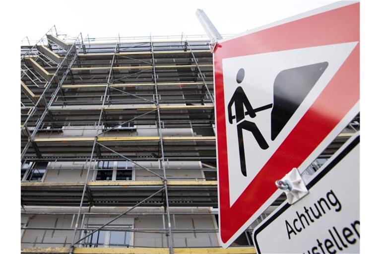 Geht es nach den Grünen, so sollte Länder durch eine erhöhte Grundsteuer für unbebaute Grundstücke einen Anreiz zum Bauen schaffen können. Foto: Julian Stratenschulte/dpa