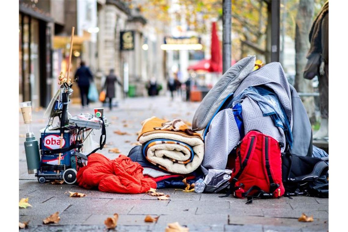 EU will Obdachlosigkeit abschaffen Geht es nach der EU-Kommission, soll schon bald niemand in der EU mehr auf der Straße schlafen müssen. Hier liegen die Habseligkeiten eines Obdachlosen in der Innenstadt von Hannover. Foto: Hauke-Christian Dittrich/dpa