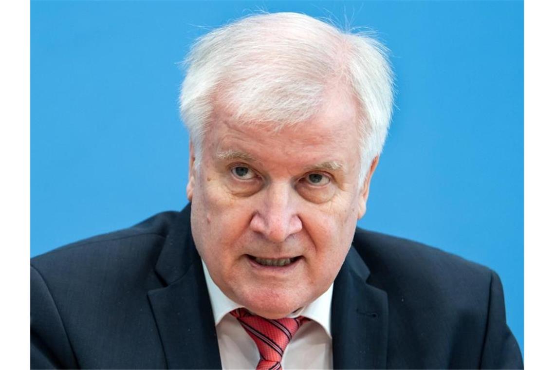 Geht es nach Innenminister Horst Seehofer, kommt der harte Lockdown schon lange vor Weihnachten. Foto: Bernd von Jutrczenka/dpa Pool/dpa