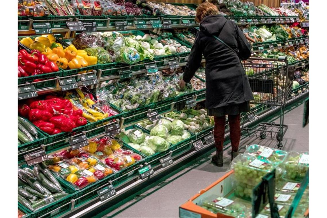 Fleisch teurer für Tierschutz - Obst und Gemüse günstiger? Geht es nach Verbraucherschützern, sollten die Preise für Fleisch und Wurst hochgehen - und die für Obst und Gemüse sinken. Foto: Jens Büttner/zb/dpa