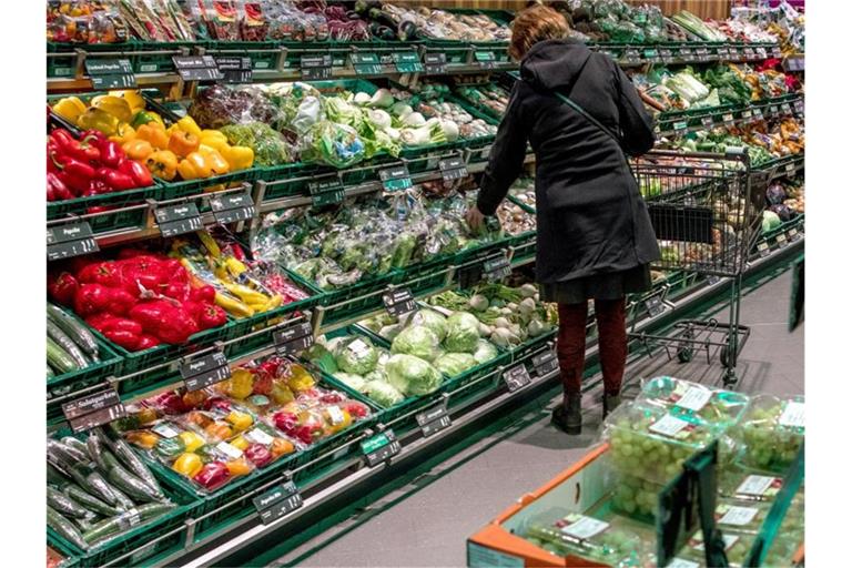 Geht es nach Verbraucherschützern, sollten die Preise für Fleisch und Wurst hochgehen - und die für Obst und Gemüse sinken. Foto: Jens Büttner/zb/dpa