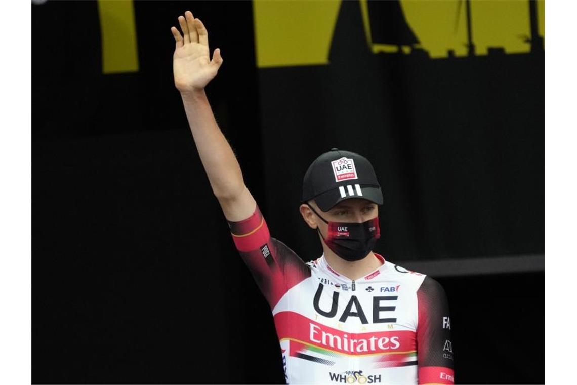 Geht in Brest als Titelverteidiger an den Start der 108. Tour de France: Tadej Pogacar. Foto: Daniel Cole/AP/dpa