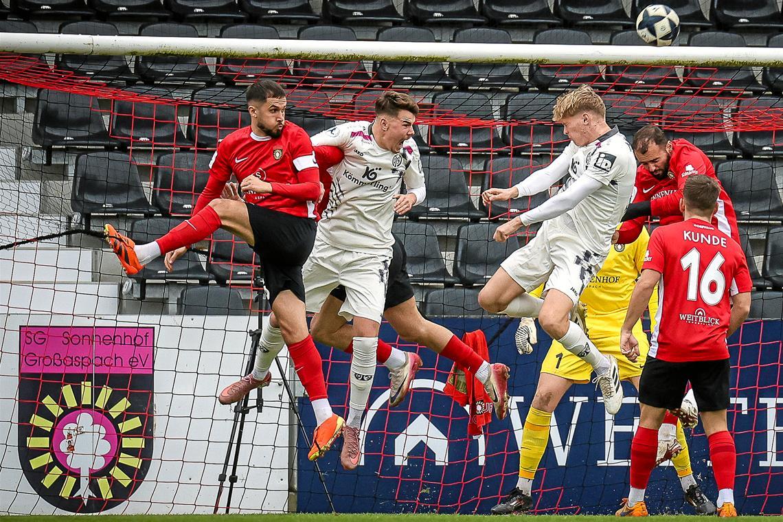 Geht in Großaspach mit Einsatz und Überblick stets voran: Mittelfeldorganisator und SG-Kapitän Volkan Celiktas (links). Foto: Alexander Becher