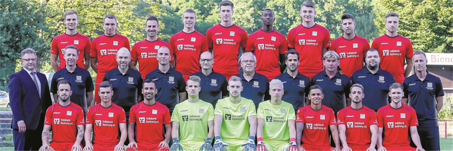 Geht in ihre zweite Oberliga-Saison: Die TSG Backnang. Hinten von links: Daniel Lang, Julian Geldner, Mario Marinic, Marvin Schmid, Thomas Doser, Tyrone Reyinger, Matej Maglica, Patrick Tichy und Julian Schiffmann. Mitte: Sponsorenvertreter Jürgen Schwab, Ressortvorstand Marc Erdmann, Physiotherapeut Volker Max, Teammanager Frank Sigle, Betreuer Bernd Dannhäußer, Betreuer Rolf Wörner, Mannschaftsarzt Jochen Nufer, Torwarttrainer Johann Sara, Co-Trainer Darko Milosevic und Trainer Andreas Lechner. Vorne: David Kienast, Louis Wiesheu, Oguzhan Biyik, Mika Wilhelm, Marcel Knauß, Michael Quattlender, Benito Baez-Ayala, Giosue Tolomeo und Jannik Dannhäußer. Es fehlen: Loris Maier, Leon Maier, Paul Weber, Michl Bauer und Nino Galle.