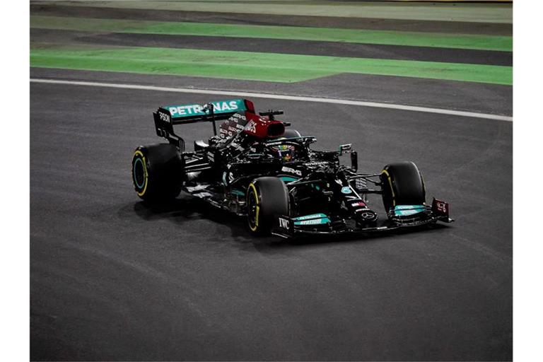Geht mit den Bestzeiten aus dem Freitagstraining in die Qualifikation: Lewis Hamilton. Foto: Hasan Bratic/dpa