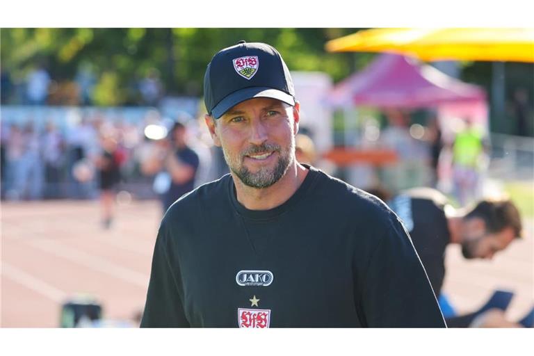 Geht zuversichtlich in das Gastspiel beim SC Paderborn: VfB-Trainer Sebastian Hoeneß.