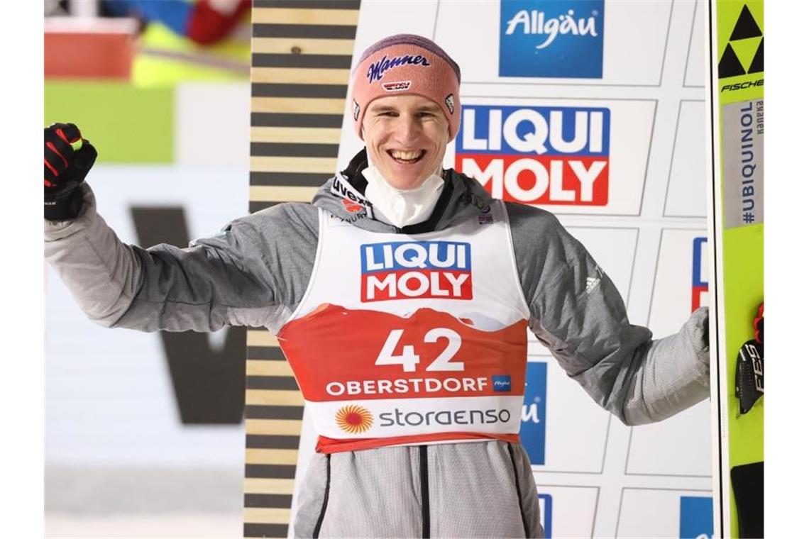 Geiger jubelt auf dem Podium über den zweiten Platz. Foto: Daniel Karmann/dpa