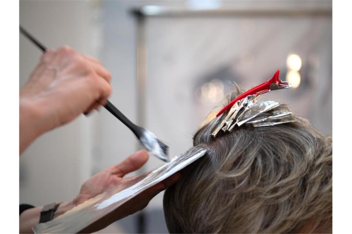 Corona-Erleichterungen für Geimpfte greifen von Sonntag an Geimpfte und Genesene können nun zum Beispiel wieder ohne negativen Corona-Test zum Friseur gehen. Foto: Symbolbild Friseur/dpa