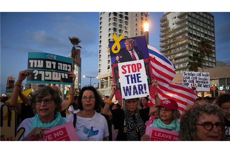 Geisel-Angehörige und Unterstützer protestieren in Israel regelmäßig für eine Freilassung der Verschleppten und ein Ende des Kriegs. (Archivbild)