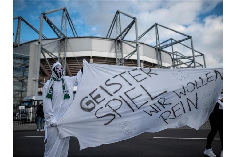 Geisterspiele stellen für die Polizei einen erheblichen Mehraufwand dar. Foto: Fabian Strauch/dpa