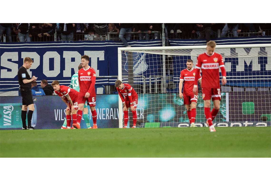 Die zwei Wahrheiten eines Spiels Geknickt: die VfB-Spieler Finn Jeltsch, Alexander Nübel, Angelo Stiller, Atakan Karazor, Jeff Chabot und Chris Führich (von links) nach dem Gegentor zum 1:1
Foto: imago/
Robin Rudel