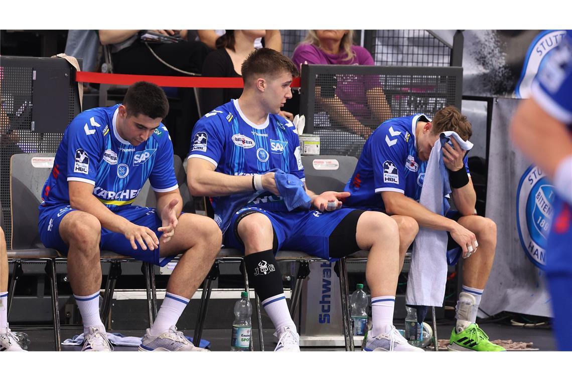 TVB Stuttgart bricht gegen Füchse komplett ein Geknickte Stuttgarter: Achilleas Toskas, Gianfranco Pribetic, Max Häfner (v.li.).