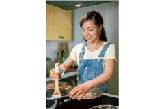 Gekocht hat Janka Alwon schon immer gerne. Foto: Pascal Lieleg 