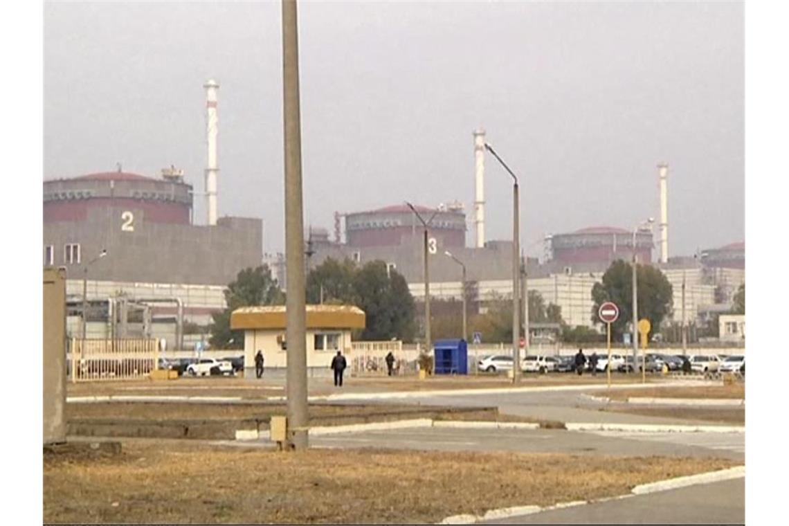Nach AKW-Beschuss: Muss Deutschland Vorkehrungen treffen? Gelände des Atomkraftwerks Saporischschja. Hier ist es zu einem Brand gekommen. Erhöhte Strahlung ist bislang nicht gemessen worden. Foto: Uncredited/AP/dpa
