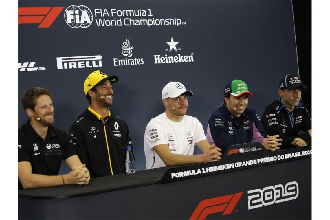 Gelangweilt von Vergleichen mit Nico Rosberg: Valtteri Bottas (M) bei der Pressekonferenz zum Rennen in Brasilien. Foto: Nelson Antoine/AP/dpa