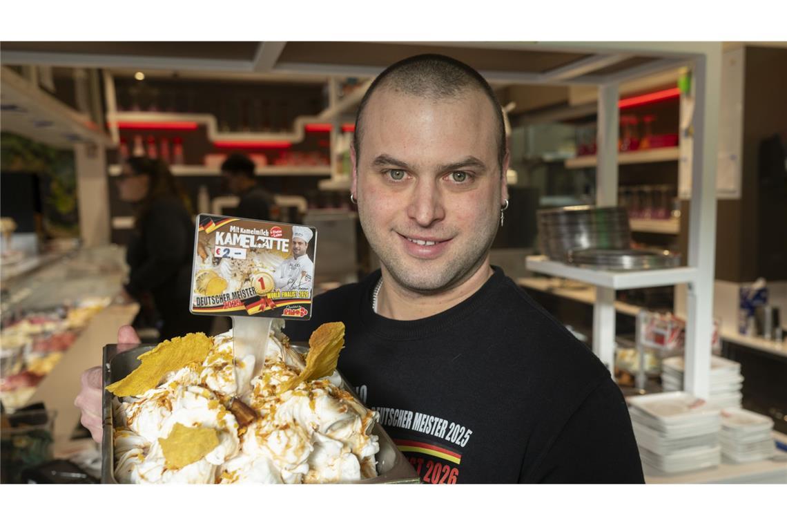 Gelatiere Thomas Micolino hält im Eiscafe Rino ein von ihm kreiertes Kamelmilch-Eis in den Händen (Archivfoto).