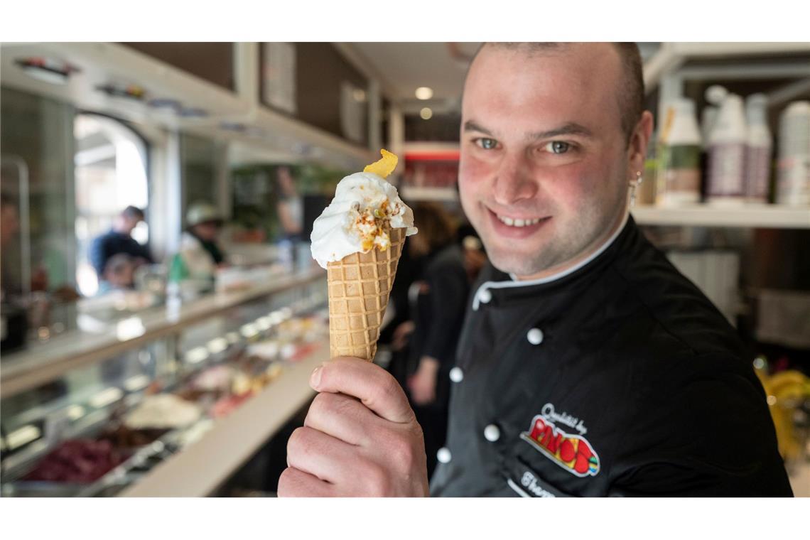 Gelatiere Thomas Micolino mit seinem Kamelmilch-Eis.
