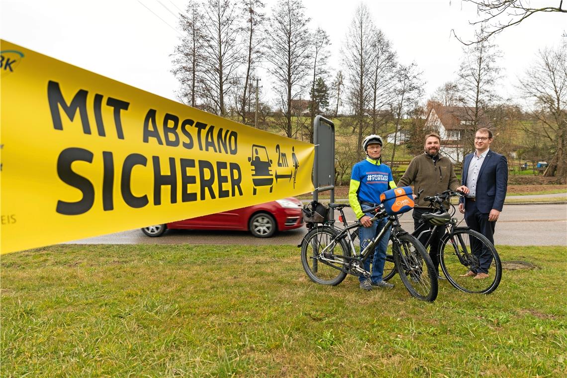 Autofahrer sollen auf Distanz gehen Gelbe Banner erinnern wie hier am Ortseingang von Steinbach an den Sicherheitsabstand beim Überholen von Fahrradfahrern. Der ADFC-Vorsitzende Jürgen Ehrmann, der städtische Fahrradbeauftragte Volker Knödler und Oberbürgermeister Maximilian Friedrich (von links) appellieren an die Rücksicht der Autofahrer. Foto: A. Becher