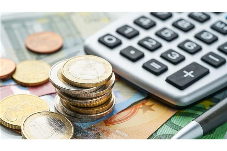 Geld und ein Taschenrechner liegen auf dem Tisch. (Symbolfoto)