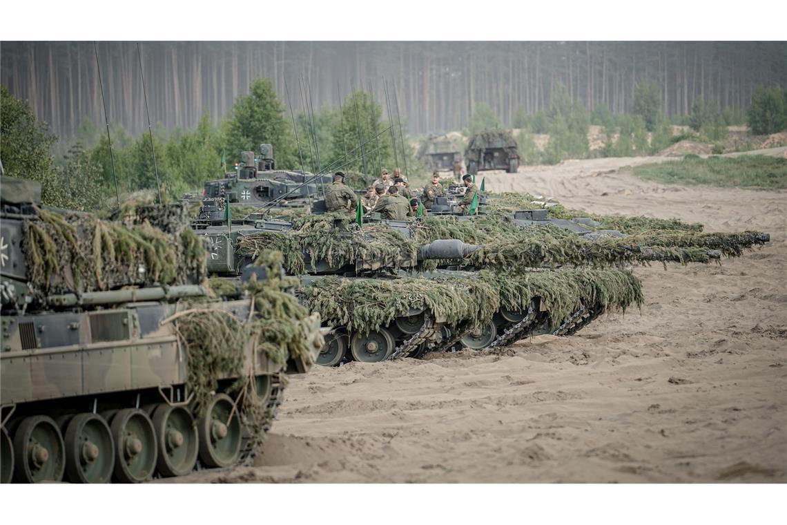 Mehrheit findet Investments in Rüstungsbranche vertretbar Geld verdienen mit Waffen? Eine knappe Mehrheit der Bundesbürger findet das vertretbar (Archivbild)