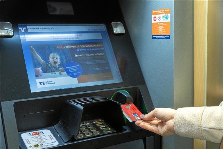 Geldabheben ohne Gebühren: Das gilt für Kunden der Kreissparkasse Waiblingen an Automaten der Volksbank Backnang und für Volksbank-Kunden an Sparkassen-Automaten. Foto: J. Fiedler