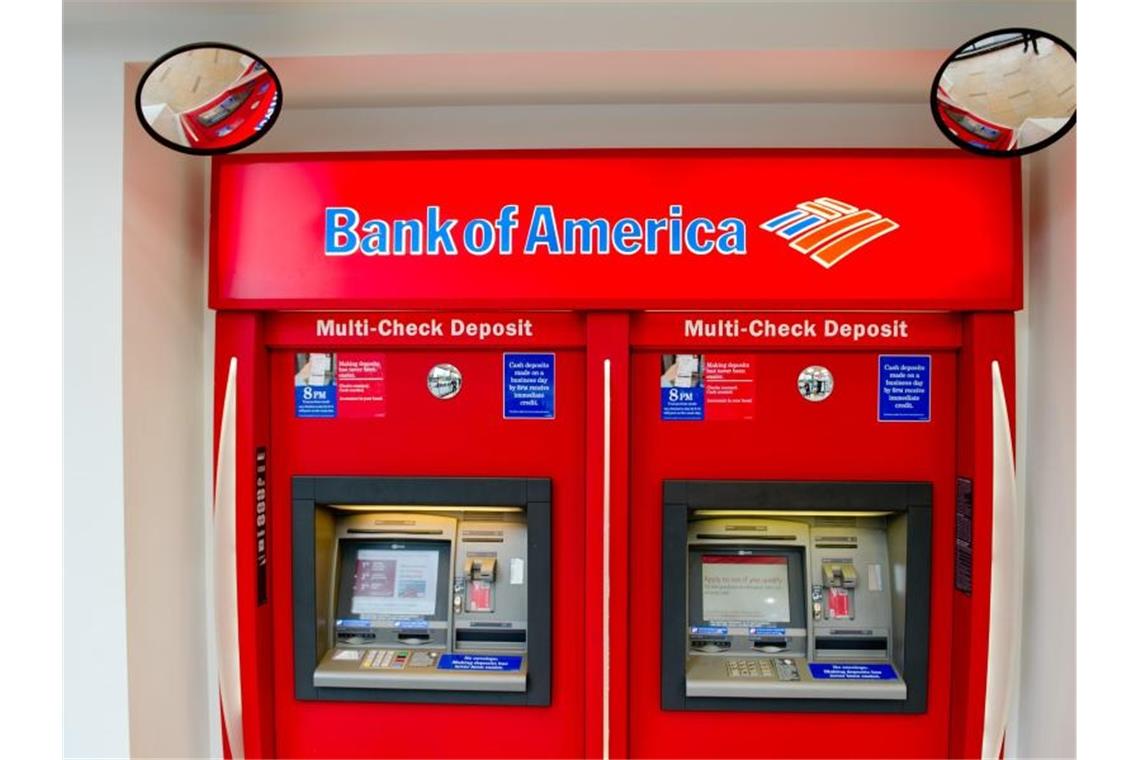 Geldautomaten in einer Filiale der Bank of America in New York. Foto: picture alliance / dpa