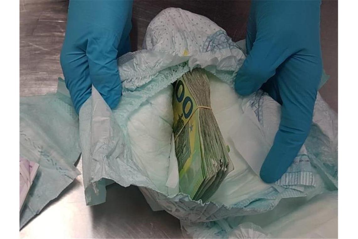 20 000 Euro in Babywindeln versteckt Geldscheine sind in Babywindeln versteckt. Foto: Hauptzollamt Stuttgart
