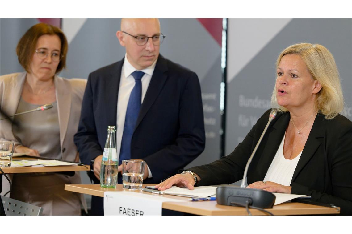 Was bedeutet die neue Einstufung für die AfD? Geleitet wird das Bundesamt für Verfassungsschutz aktuell von den Vizepräsidenten Silke Willems und Sinan Selen. Wer die Behörde künftig leiten soll, entscheidet die neue Bundesregierung. (Archivfoto)