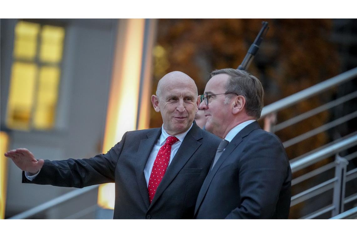 US-Sondergesandter Witkoff trifft Putin - Trump macht Druck Geleitet wird das Treffen in Brüssel von Pistorius (r) und dem britischen Verteidigungsminister John Healey. (Archivbild)