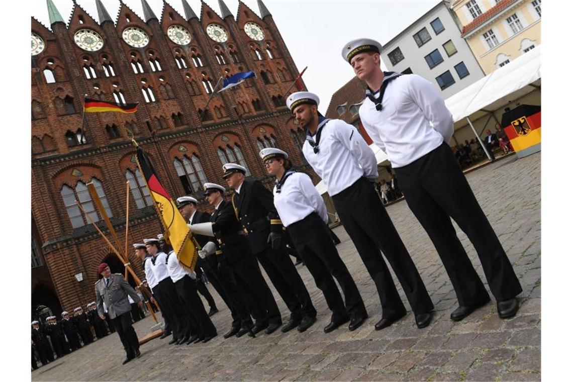 Viel Zustimmung für mehr öffentliche Bundeswehr-Gelöbnisse Gelöbnis von Bundeswehr-Rekruten auf dem Alten Markt in Stralsund. Foto: Stefan Sauer