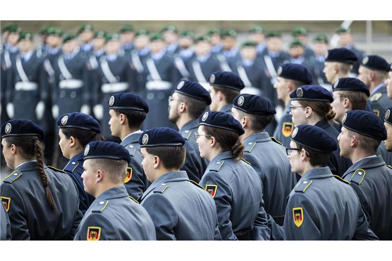 Gelöbnis von Rekruten der Bundeswehr: Der Truppe fehlt der Nachwuchs, viele Dienstposten sind unbesetzt.