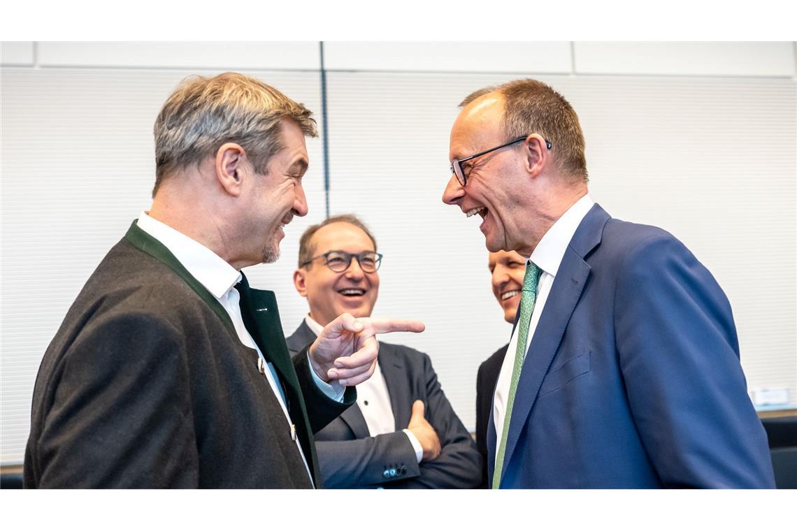 Bilder des Tages Gelöste Stimmung: Markus Söder, Alexander Dobrindt, Thorsten Frei und Friedrich Merz zu Beginn der Fraktionssitzung im Bundestag